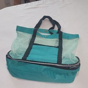 Teal Mesh Tote beach Cooler Bag.Snaps And Has A Pocket In The Front .
